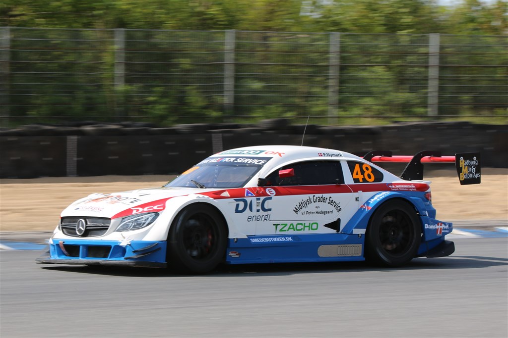 Med en perfekt timet overhaling sikrede Frederik Nymark sig finalesejren i OK Oktan 100 Super GT ved NTG Åbningsløbet.
(Foto: Andreas Drustrup)
